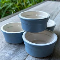 RAMEQUIN BLEU EN CÉRAMIQUE 9 CM